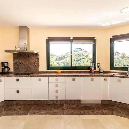 N&a Stunning 2bdr With Sea Views