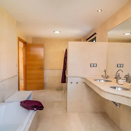 N&a Stunning 2bdr With Sea Views Villa